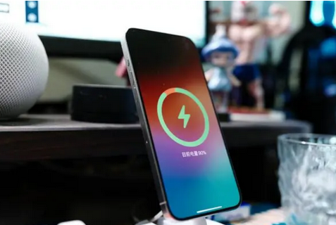 凉山苹果15换屏服务分享用什么充电器给iPhone15充电更好 